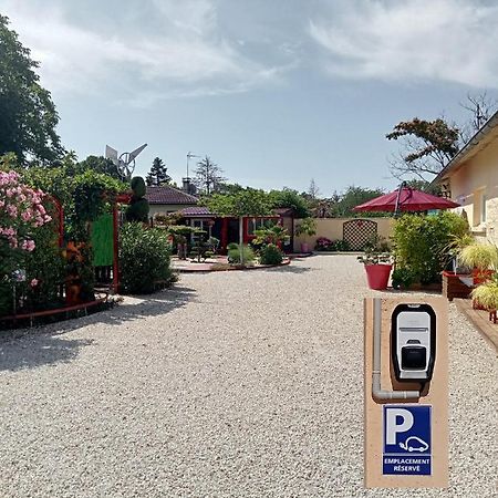 Une Pause Quelque Part Avec Recharge Pour Voiture Electrique Saint-Medard-de-Guizieres Экстерьер фото