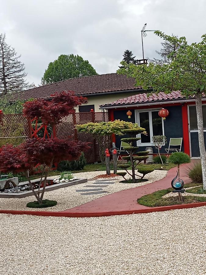 Une Pause Quelque Part Avec Recharge Pour Voiture Electrique Saint-Medard-de-Guizieres Экстерьер фото