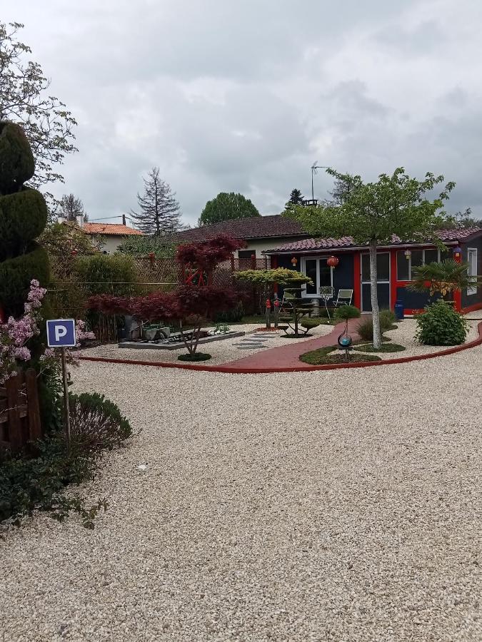 Une Pause Quelque Part Avec Recharge Pour Voiture Electrique Saint-Medard-de-Guizieres Экстерьер фото